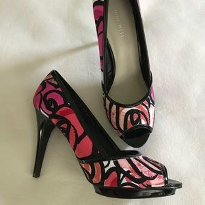 NWOT Nine West floral peep toe platform heels